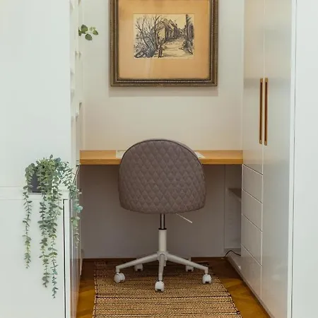 Location Centre In Historic Building With Free Garage Parking