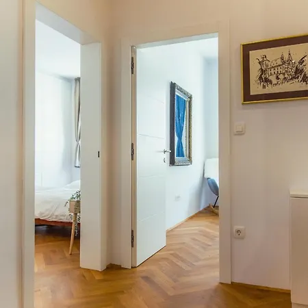 Апартаменти Location Centre In Historic Building With Free Garage Parking Любляна