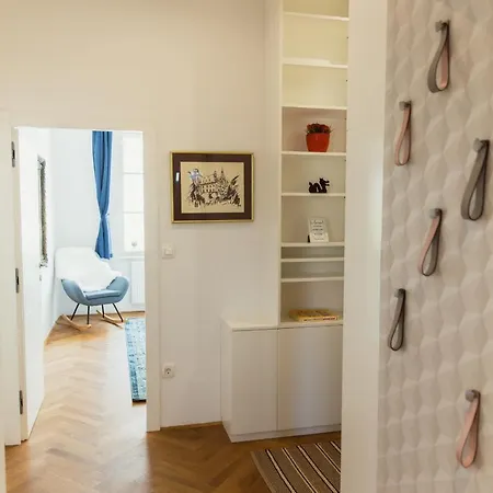 Location Centre In Historic Building With Free Garage Parking