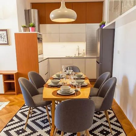 Location Centre In Historic Building With Free Garage Parking Апартаменти Любляна