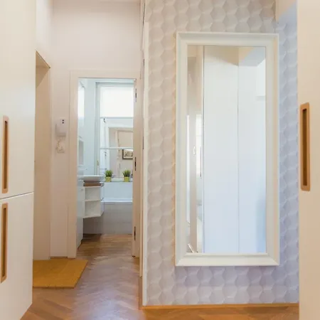 Apartment Location Centre In Historic Building With Free Garage Parking Ljubljana